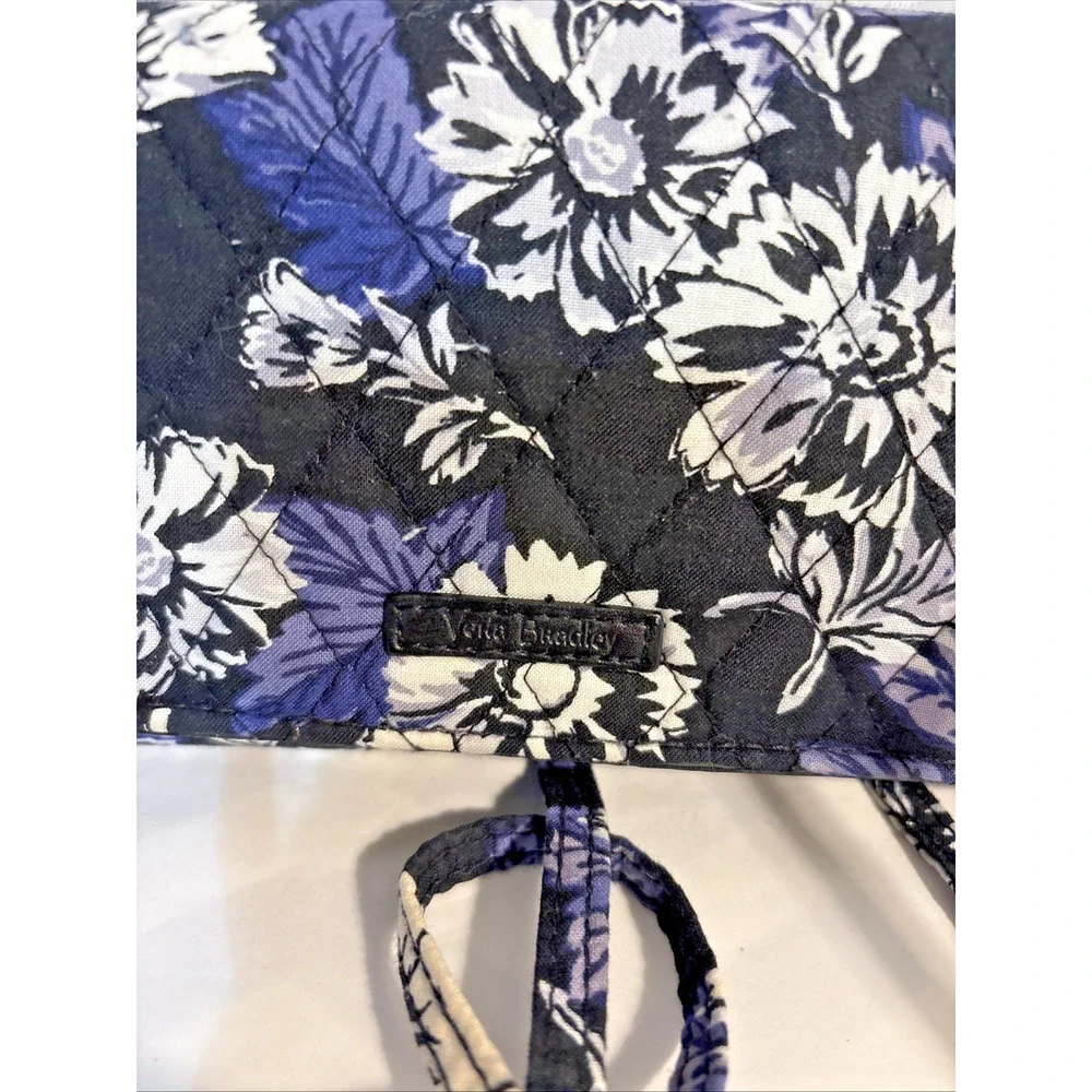 Vera Bradley Crossbody in Frosted Floral - Excellent Condition - Picture 4 of 7